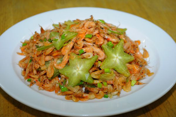Ngày nay, món tép rang khế vẫn rất được ưa chuộng. Tuy nhiên, tôm tép đồng không dễ kiếm như xưa nên khó để thưởng thức lại hương vị của quá khứ. Ảnh: Dân Việt.