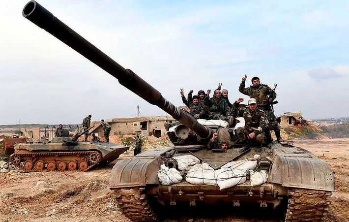 Cùng lúc, đụng độ ác liệt giữa binh sĩ Syria và nhóm khủng bố IS cũng diễn ra tại vùng Jabal Al-Sukhnah, nằm ở phía tây biên giới hành chính của Deir Ezzor. Ảnh: AP.