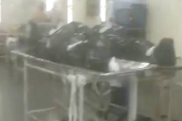 "Lúc chúng tôi khử trùng và bọc thi thể bệnh nhân COVID-19 trong túi nhựa thì họ hàng của họ đã biến mất. Chúng tôi không thể tự xử lý thi thể. Chúng tôi phải thông báo cho cảnh sát địa phương và nhân viên y tế về các trường hợp tử vong", bác sĩ Ingale nói tiếp.