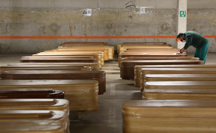 Nhân viên kiểm tra các quan tài, trong đó hầu hết chứa thi thể nạn nhân COVID-19, tại một nhà tang lễ ở Barcelona, Tây Ban Nha, hôm 2/4.