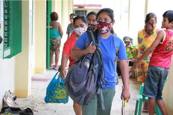 Cơ quan ứng phó thảm họa các tỉnh ở Philippines cho biết họ đã yêu cầu Sở Giáo dục cho phép sử dụng thêm nhiều trường học làm nơi trú ẩn tạm thời cho người dân tránh bão. Ảnh: Reuters.
