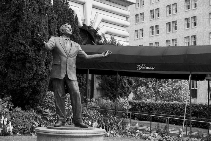 Bức tượng ca sĩ Tony Bennett bên ngoài khách sạn Fairmont bị đóng cửa giữa mùa dịch COVID-19, ngày 17/4.