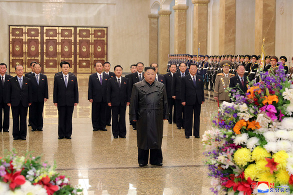 Đầu năm 2020, nhà lãnh đạo Triều Tiên Kim Jong-un lại không xuất hiện trước truyền thông trong 22 ngày. Ông tái xuất hôm 16/2 khi đến đặt vòng hoa viếng cha của ông là cố Chủ tịch Kim Jong-il tại Cung điện Mặt trời Kimsusan. Ảnh: KCNA.