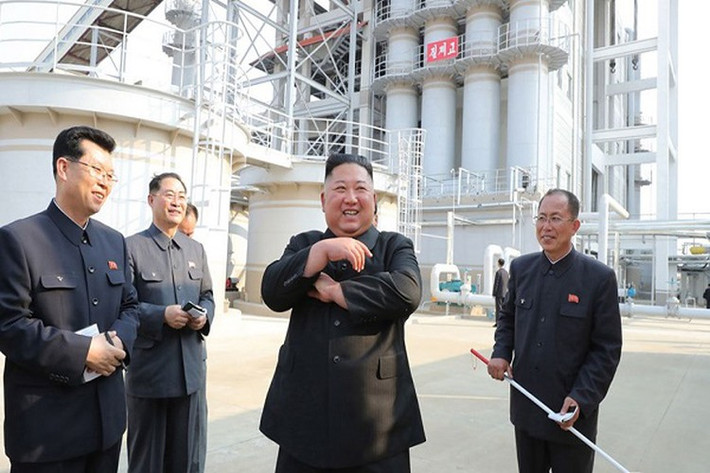 Lần "ở ẩn" gần đây nhất của Chủ tịch Kim Jong-un kéo dài 20 ngày. Ông Kim không xuất hiện trong lễ kỷ niệm ngày sinh nhật của ông nội, nhà sáng lập Triều Tiên Kim Il-sung, hôm 15/4 vừa qua. Sự vắng mặt "bất thường" của ông Kim Jong-un làm dấy lên nhiều đồn đoán về sức khỏe của ông. Ảnh: SBS.