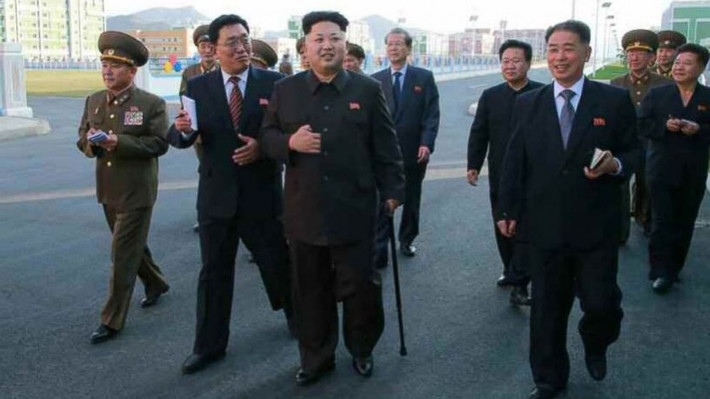 KCNA cho hay ông Kim Jong-un đã thực hiện chuyến thăm thị sát thực địa khu nhà ở mới dành riêng cho các nhà khoa học đang công tác trong chương trình vệ tinh của Triều Tiên và đến thăm Viện năng lượng tự nhiên thuộc Viện khoa học quốc gia. Đáng chú ý, ông Kim chống một cây gậy đen trong lần tái xuất này. Ảnh: EPN.