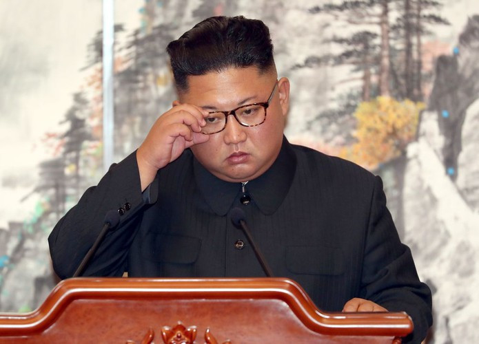 Tiếp đến, vào năm 2014, ông Kim Jong-un gây xôn xao khi không xuất hiện trong 40 ngày, kể từ hôm 3/9. Trong thời gian vắng bóng, nhà lãnh đạo Kim Jong-un đã không tham dự hai sự kiện lớn là lễ kỷ niệm ngày thành lập Đảng Lao động Triều Tiên hôm 10/10 và Quốc khánh Triều Tiên 9/9. Cũng vì vậy, nhiều đồn đoán về sức khỏe của ông Kim xuất hiện như ông bị gout hay vỡ mắt cá nhân. Ảnh: Getty.
