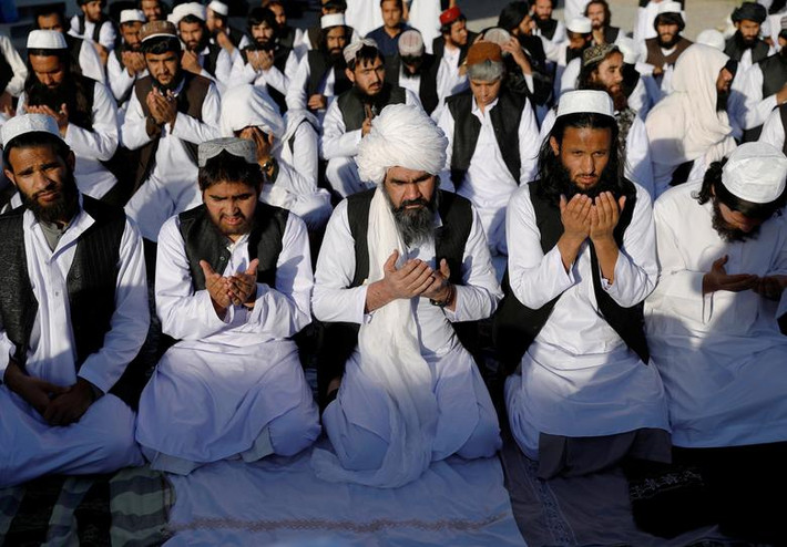 Trên trang Twitter, người phát ngôn Văn phòng Hội đồng An ninh quốc gia Afghanistan Javid Faisal xác nhận: "Ngày hôm nay (26/5), chính phủ Afghanistan đã phóng thích 900 tù nhân Taliban nhằm thúc đẩy những nỗ lực hòa bình, bao gồm một lệnh ngừng bắn kéo dài và ngay lập tức khởi động các cuộc hòa đàm nội bộ Afghanistan".