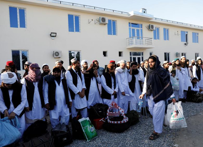 Đáp lại, phát ngôn viên Suhail Shaheen của lực lượng Taliban hoan nghênh việc thả 900 tù nhân và cho rằng đây là “tiến trình tốt”, đồng thời cho biết sẽ thả “một số đáng kể” tù nhân trong thời gian sớm.