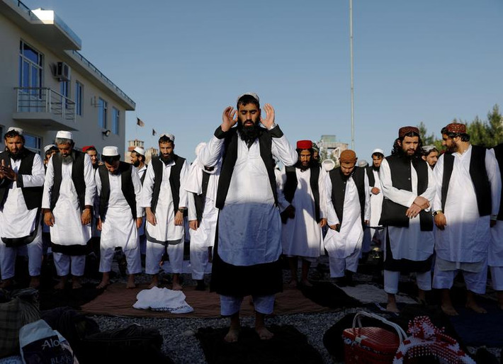 Những tù nhân Taliban được phóng thích cầu nguyện trong nhà tù Pul-i-Charkhi.
