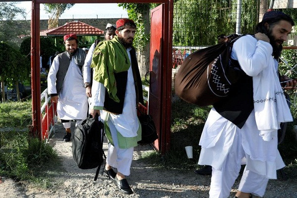 Phát ngôn viên Faisal cho biết thêm, tất cả các thành viên Taliban vừa được phóng thích đã được phát quần áo mới, tiền mặt và đưa về nhà.