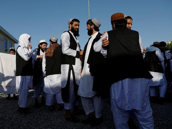Theo thỏa thuận hòa bình được Mỹ và lực lượng Taliban ký kết hồi tháng 2/2020, Chính phủ Afghanistan sẽ phóng thích khoảng 5.000 tù nhân Taliban, trong khi lực lượng này trả tự do cho 1.000 nhân viên an ninh Afghanistan.