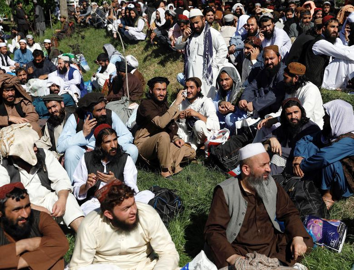 "Dựa trên thỏa thuận hòa bình giữa Mỹ và Taliban, chúng tôi sẽ không quay trở lại chiến trường", Noor Rahman, một thành viên của Taliban, nói với Reuters sau khi được phóng thích khỏi nhà tù Pul-e-Charkhi, ngoại ô Kabul.