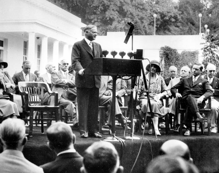 Khi cuộc Đại khủng hoảng bắt đầu, Tổng thống Mỹ khi đó là ông Herbert Hoover trấn an người dân rằng thời kỳ này sẽ kéo dài không quá 60 ngày, và không tin vào việc cung cấp viện trợ liên bang cho những người nghèo khổ.