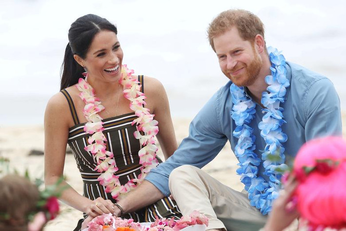 Công nương Meghan nở nụ cười hạnh phúc bên cạnh chồng khi tham dự một sự kiện trên bãi biển Bondi ở Sydney, Australia, ngày 19/10/2018.