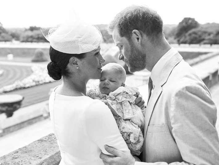 Được biết, Công tước và nữ Công tước xứ Sussex – Hoàng tử Harry và vợ Meghan Markle - chính thức rời khỏi Hoàng gia Anh và từ bỏ các nhiệm vụ hoàng gia từ ngày 1/4/2020. Cả gia đình Hoàng tử Harry đã chuyển tới sống ở Los Angeles (Mỹ) sau một thời gian ở Canada.