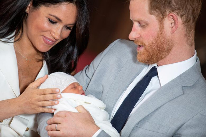 Bức ảnh chụp Hoàng tử Harry bế con trai tại Lâu đài Windsor ngày 8/5/2019.