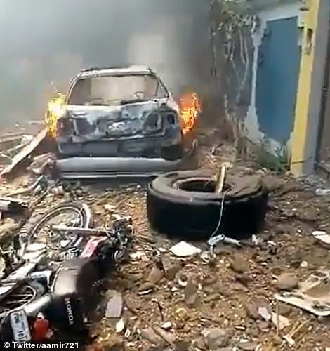 Chiếc ô tô bốc cháy tại hiện trường vụ tai nạn.