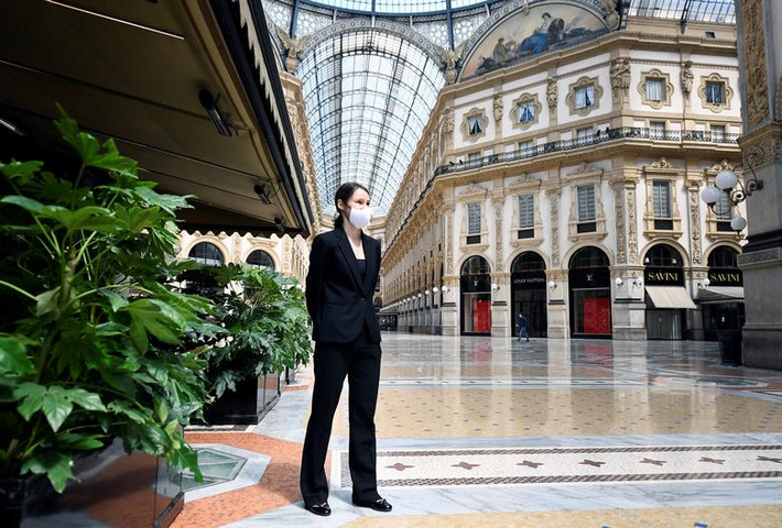Một nhân viên nhà hàng ở Milan, Italy, đeo khẩu trang khi làm việc.