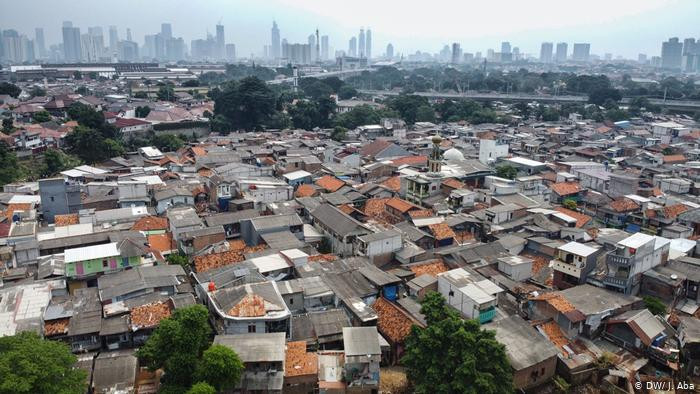 Tuy nhiên, trong khu ổ chuột Tanah Rendah ở Kampung Melayu, Đông Jakarta, việc giữ khoảng cách xã hội là điều khó thực hiện, bởi mật độ dân số cao.