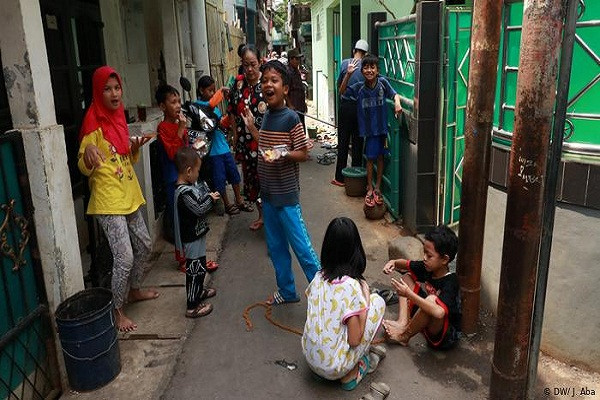 Tổng thống Indonesia Joko Widodo thừa nhận hồi tháng trước rằng chính phủ đã giữ kín thông tin về sự bùng phát của COVID-19 để tránh gây hoang mang. Tuy nhiên, sự chậm trễ trong việc tuân thủ khoảng cách xã hội và tỷ lệ xét nghiệm thấp làm dấy lên mối lo ngại rằng mức độ bùng phát dịch bệnh tại Indonesia tồi tệ hơn con số được công bố.