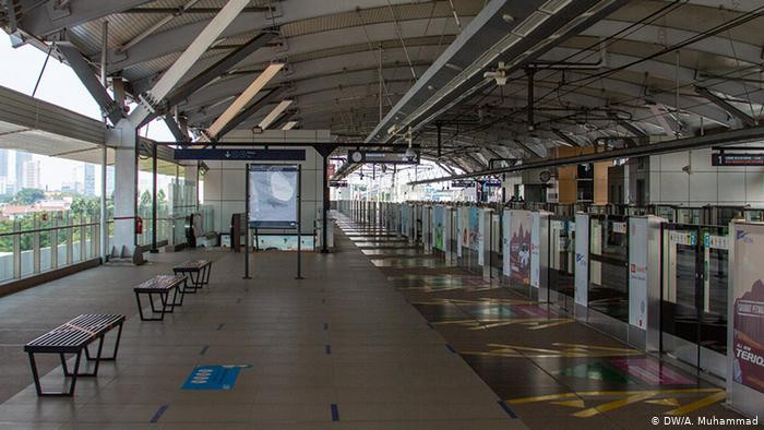 Kể từ ngày 20/4, hệ thống tàu điện ngầm tốc độ cao MRT đóng cửa 5 nhà ga ở thủ đô Jakarta. Thời gian hoạt động của hệ thống tàu điện ngầm này cũng bị giới hạn, chỉ chạy từ 6 giờ sáng đến 18 giờ chiều mỗi ngày. Hành khách được yêu cầu đeo khẩu trang và giữ khoảng cách an toàn.