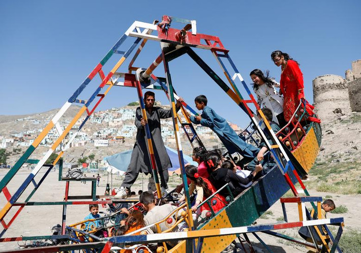 Các em nhỏ chơi đùa trong dịp lễ đánh dấu sự kết thúc của tháng Ramadan tại thủ đô Kabul, Afghanistan.