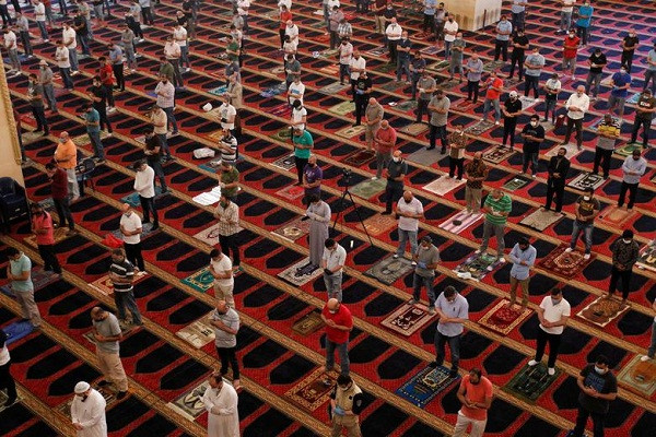 Mọi người đeo khẩu trang và đứng cách nhau khi tham dự buổi lễ cầu nguyện tại Nhà thờ Hồi giáo al-Amin ở Beirut, Lebanon.
