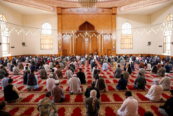 Những người đàn ông Afghanistan giữ khoảng cách khi tham dự buổi lễ cầu nguyện trong dịp lễ Eid al-Fitr ở Kabul.