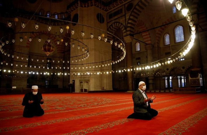 Bên trong nhà thờ Hồi giáo Suleymaniye vắng vẻ ở thành phố Istanbul, Thổ Nhĩ Kỳ, trong dịp lễ Eid al-Fitr.