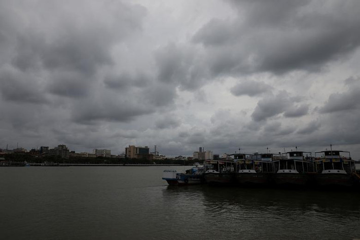 Những đám mây đen trên bầu trời ở Kolkata hôm 19/5.