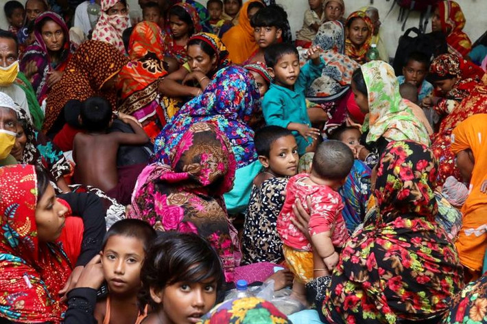Cảnh đông đúc trong một cơ sở tránh bão ở Gabura, ngoại ô Satkhira, Bangladesh, hôm 20/5.