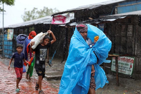 Bangladesh cũng bị ảnh hưởng nặng nề bởi trận bão này khi có ít nhất 4 người thiệt mạng và nhiều khu vực bị cắt điện.