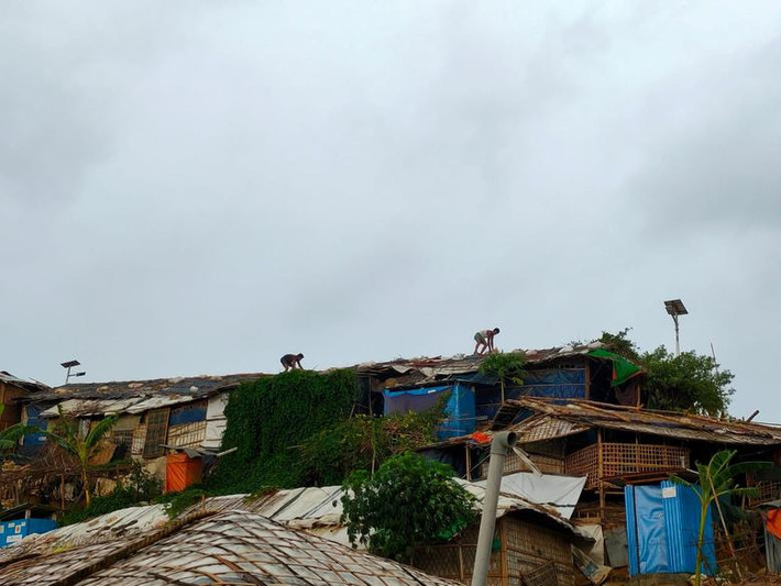 Tại khu Cox's Bazar, Bangladesh, người dân cũng khẩn trương gia cố mái nhà để chống chọi với trận bão.