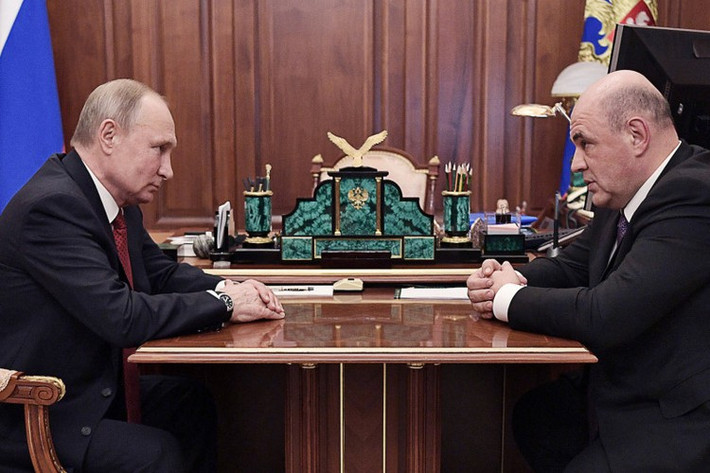 Ngày 15/1/2020, Tổng thống Vladimir Putin (trái) đã đề cử người đứng đầu Cơ quan thuế Liên bang Mikhail Mishustin làm Thủ tướng Nga và giới thiệu ứng viên này để Duma Quốc gia Nga (Hạ viện) xem xét. Ảnh: Getty.