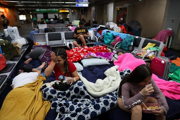 Theo Reuters, Nubia Narvaez, 35 tuổi, là một trong 200 người Colombia đang tạm thời "định cư" tại sân bay quốc tế Guarulhos ở Brazil sau khi mắc kẹt tại đây do lệnh phong tỏa vì COVID-19. Sân bay Guaralhos trở thành "nơi ăn chốn ở" của những vị khách bất đắc dĩ này. (Nguồn ảnh: Reuters)