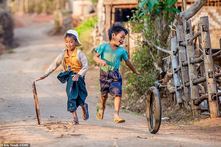 Ở Kalaw, Myanmar, Eric Tkindt bắt gặp hình ảnh hai bé trai phấn khích khi chơi cùng những chiếc lốp xe nhỏ trên đường.