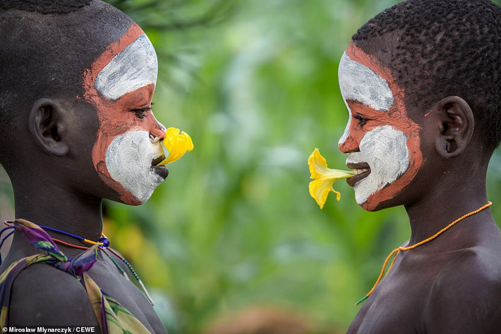 Hai bé trai ở Ethiopia lọt vào ống kính của Miroslaw Mlyarczyk.