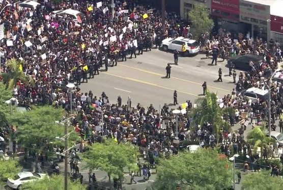 Thị trưởng Los Angeles Eric Garcetti đã quyết định ban hành lệnh giới nghiêm, áp dụng ở khu vực trung tâm thành phố từ 20h đến 5h30.