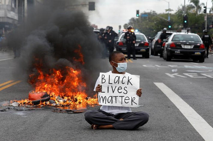 Các cuộc biểu tình chiều 30/5, được tổ chức bởi nhóm Black Lives Matter ở Los Angeles, mới đầu rất ôn hòa, nhưng không lâu sau, đoàn người biểu tình trở nên hung hãn và đụng độ với cảnh sát.