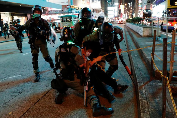 Sau khi tập trung tại trung tâm mua sắm ở Mong Kok, những người biểu tình này còn tràn ra đường.