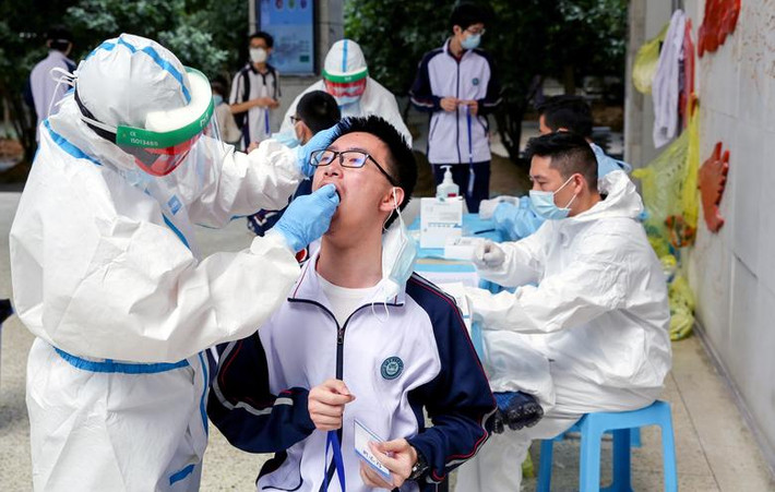 Các em học sinh được mẫu xét nghiệm tại một ngôi trường trung học ở Vũ Hán, tỉnh Hồ Bắc.