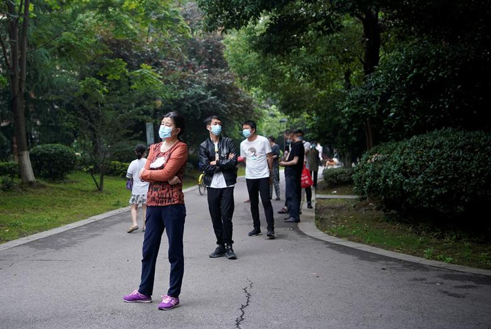 Người dân xếp hàng dài chờ đến lượt xét nghiệm tại thành phố Vũ Hán ngày 15/5. Mời độc giả xem thêm video: WHO chính thức đặt tên cho virus corona mới là SARS-CoV-2 (Nguồn video: VTC1)