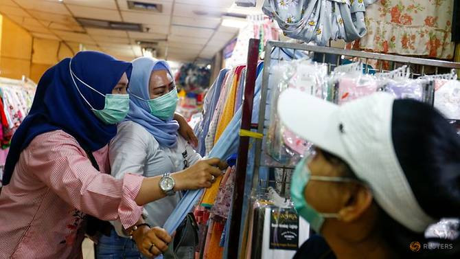 Cảnh sát Jakarta đã thiết lập một số trạm kiểm soát ở thủ đô để theo dõi việc thực thi các biện pháp hạn chế.
