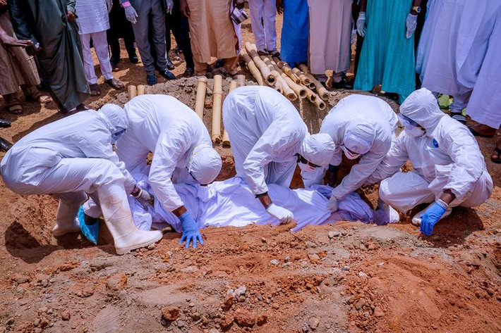 Thi thể Abba Kyari, một quan chức Nigeria tử vong vì COVID-19, được an táng tại nghĩa trang Gudu ở Abuja ngày 18/4.