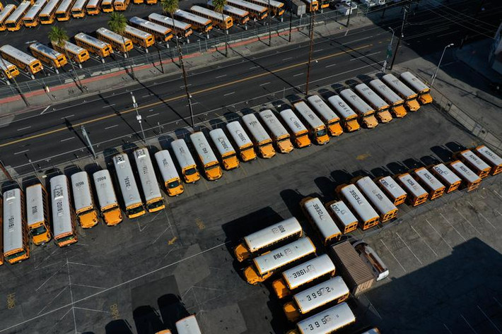 Những chiếc xe buýt trường học đỗ tại một bến xe ở Los Angeles, bang California, hôm 3/4 sau khi các trường học đóng cửa trong thời gian tránh dịch COVID-19.
