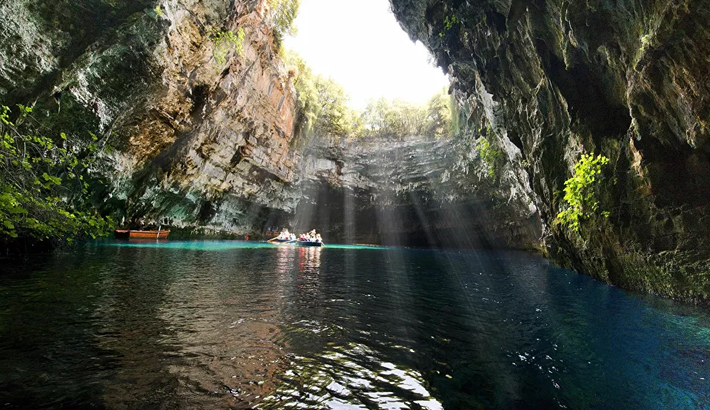 Hang động Melissani trên đảo Cephalonia của Hy Lạp còn được gọi là động Tiên nữ. Ánh nắng chiếu thẳng xuống đáy hồ nước của hang động tạo nên khung cảnh tuyệt diệu. Theo truyền thuyết Hy Lạp, động Melissani là nơi ở của các nữ thần sông nước xinh đẹp.