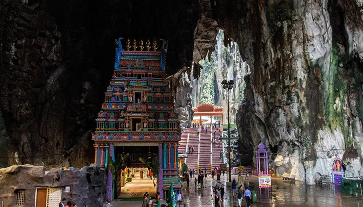 Hang động Batu, cách thủ đô Kuala Lumpur khoảng 13 km về phía bắc, là một địa điểm du lịch nổi tiếng của Malaysia. Hang động này được hình thành từ khoảng 400 triệu năm trước. Mỗi năm, hang động này thu hút thu hút hàng triệu lượt du khách đến tham quan. Vào mùa đông, một lễ hội được tổ chức trong hang động này để "rửa sạch tội lỗi" cho mọi người.