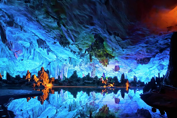 Hang động mang tên "Palace of Natural Arts" (Cung điện nghệ thuật tự nhiên) không khác gì trong truyện cổ tích với những khối thạch nhũ tuyệt đẹp khi được chiếu sáng.