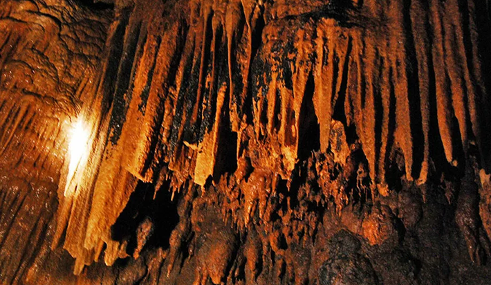 Để đến được hang Barton Creek ở Belize, du khách chỉ có thể đi bằng ca nô. Theo Spunik, bộ lạc Maya đã tới đó từ hơn 2.000 năm trước. Họ còn tổ chức nghi lễ và chôn cất người thân dưới lòng đất. Các nhà khảo cổ được cho là đã tìm thấy hài cốt người trong hang động này.