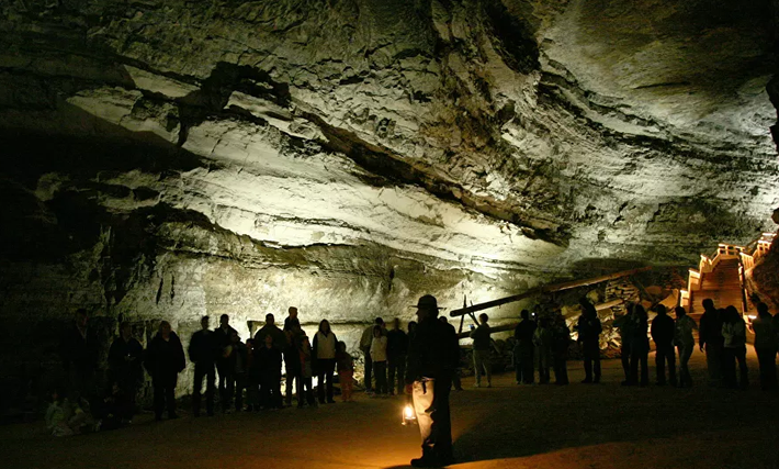 Hang động Mammoth ở Mỹ là hang động dài nhất thế giới (hơn 587 km). Các nhà thám hiểm hang động đã tìm thấy một số ngôi mộ và xác ướp của người Mỹ bản địa trong hang động này.